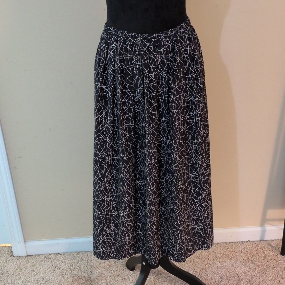 Leslie Fay Navy Skirt with White Linear Print